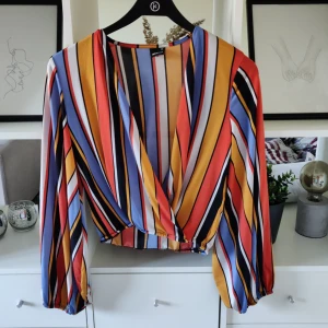 Färgglad tröja - Superhärlig färgglad tröja med vida ärmar. 