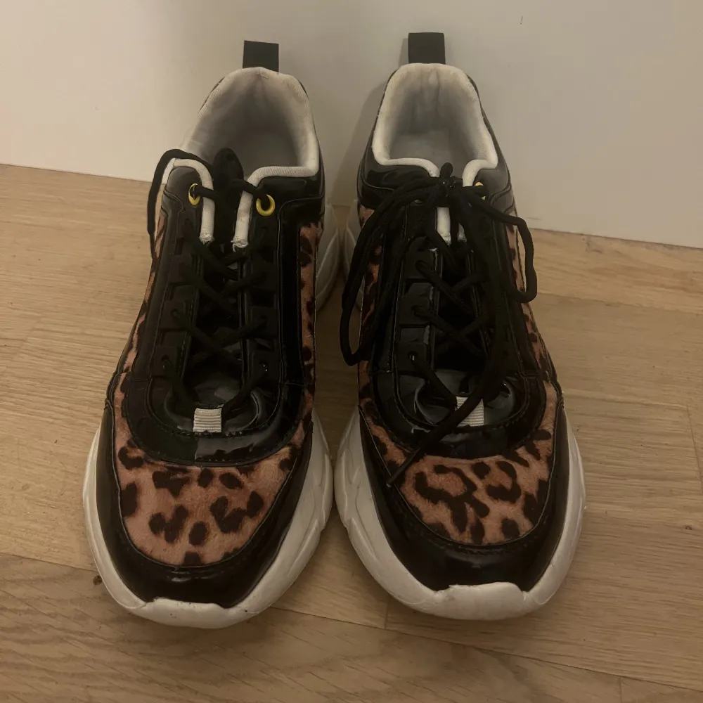 Leopard sneakers nästan aldrig använda, hög sula storlek 38😍😍. Skor.