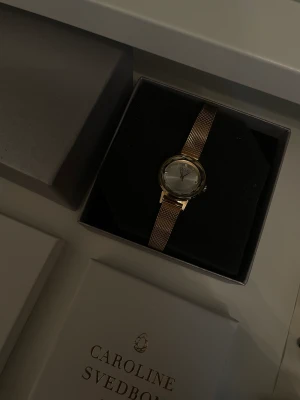 Klocka - Guldig klocka, använd fåtal gånger. Går att ändra storlek. Nyskick