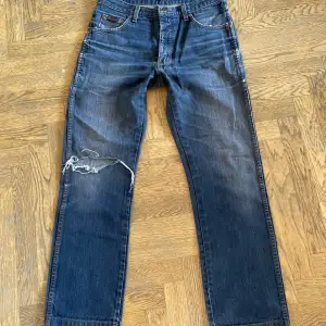Raka Wrangler jeans i vacker blå/svart tvätt. Snygg passform! Det står att storleken är 32 X 34 men skulle säga att det är en 32 X 30. 
