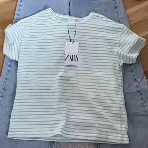 Zara tshirt - Så gullig randig tshirt från zara. Just nu FRI FRAKT via köp nu. Säljer även liknande i röd! 