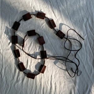 Hippie vintage skärp  - Så snyggt vintage skärp som knyts. Kommer lägga upp mått och bilder på senare. Tror att det är i porslin och läder? Köps helst via köp nu 💋