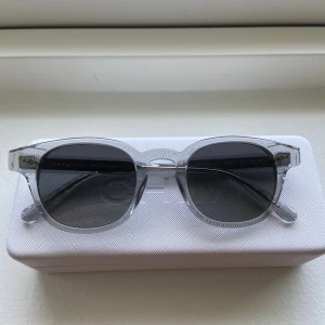 Chimi 01 - Säljer mina Chimi solglasögon som är knappt använda, nyskick. Färgen på glasögonen är grå och storleken är 01. Nypris är 1250kr. Hör av dig om du har några frågor kring solgalsögorna. 