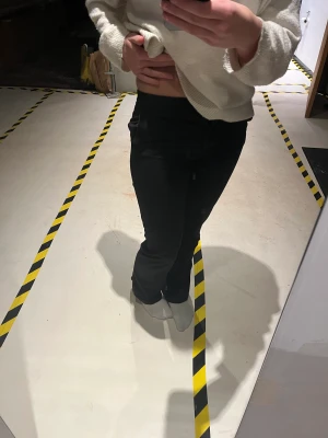 Kostymbyxor  - Lågmidjade Kostymbyxor från hm tror jag strlk 32❤️