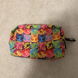 Powerpuff girls necessär - En cool necessär som är oanvänd. Köpt på pull&bear. Storlek : 20x12 cm. Kan också vara penfack. Tryck gärna på köp nu 🫶🏻💕