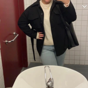 Svart kappa - Säljer denna svarta kappa från bikbok! 