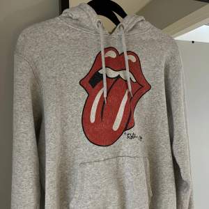 Rolling stones hoodie. Bra skick 💗