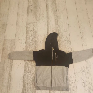 Sail Racing hoodie - En hoodie som är i väldigt bra skick. Strl 170