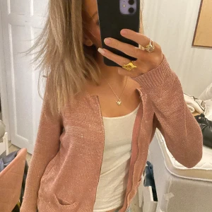 Glittrig lofta - Jättesöt rosa glittrig kofta! Endast använd 1 gång🥰💖storlek M men jättelitet i storlek isf för den passar mig som e en S!