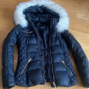 Rockandblue  - Bjuda är öppen för en prisförhandling vid snabba affärer storlek XS som inte är  använd helt i nyskick vara haft på ett par gånger äkta  päls 