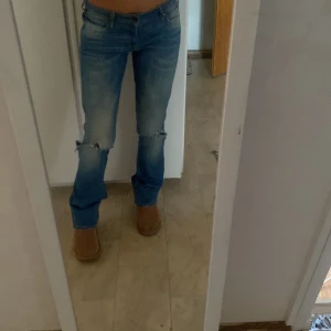 Lågmidjade jeans  - Säljer mina snygga Lågmidjade jeans från crocker. Skor snygga me hål o bootcut. Bra skick! Passar me allt 