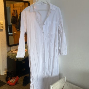 Lång skorta strl xs/s - Lång kappa/skorta från the frankie ship. Den har slits på längden och det finns fickor