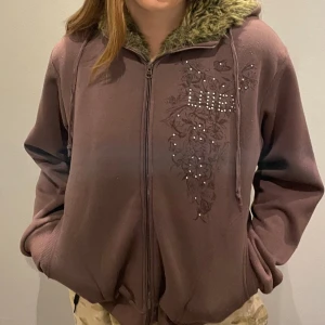 Brun zipup  - Mjuk zipup! Tröjan är i bra skick o har inga synliga defekter. Använd typ en gång men köpt secondhand. Tröjan är fluffig på luvan och runt dragkedjan, bara fråga för fler bilder! 