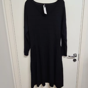 Trikå klänning  - Fin Trikå klänning fron Xlnt ny 