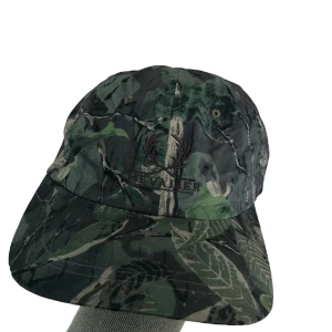 Tree Camo keps - Trädcamo keps, sparsamt använd av mig. Väldigt bra skick. PM för fler bilder eller frågor. 