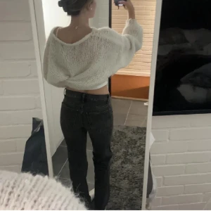 Low straight Ginatricot  - Jeans i low straight modellen från Ginatricot, i bra skick. Sjukt snygga till allt, sitter även skönt. Skriv om ni har frågor eller vill ha fler bilder🤗