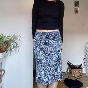 Blå kjol - Cool blå mönstrad kjol i väldigt stretchigt material. Köpt på humana men aldrig använd.