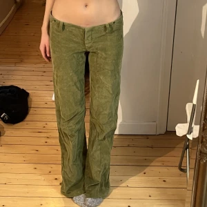 Lågmidjade manchesterbyxor  - Skitsnygga gröna Manchesterbyxor! Jag är 175 cm lång! ❣️uppsydda av skräddare, därav lite dyrare pris! 