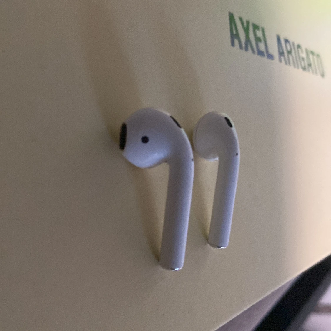AirPods - 90