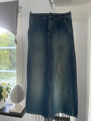Jeanskjol maxi 36 - Mycket fint skick  74 cm i midjan  98 vi lång