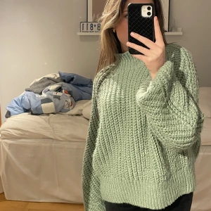 Stickad tröja  - Sååå fin stickad tröja som tyvärr inte kommer till användning🫶🏻 Är i storlek m men passar som en s