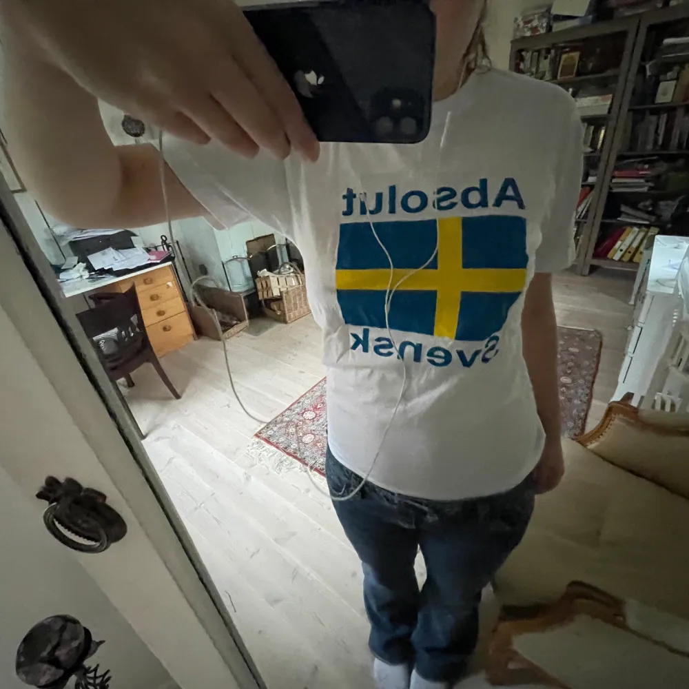 Rolig tshirt där det står ”absolut svensk” på, köpt ett år sen på en turistaffär haha🤩💗. T-shirts.