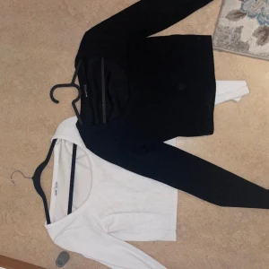 Urringad tröja - Dessa två urringade tröjor har jag använt ett par gånger, dom är snygga och så skön material. Inte tunn och inte heller genomskinlig men jag har massa med tröjor så jag vill verkligen sälja dessa och tjäna pengar istället.   Ordinarie pris: 399 kr