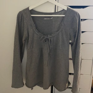 Bondelid tröja - Så fin grå bondelid tröja! Så fint material med knytdetalj! Storleken är M men passar en S lika bra! 