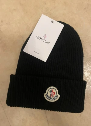 Moncler  - Jag säljer min moncler mösa helt ny 1/1 bra skick 