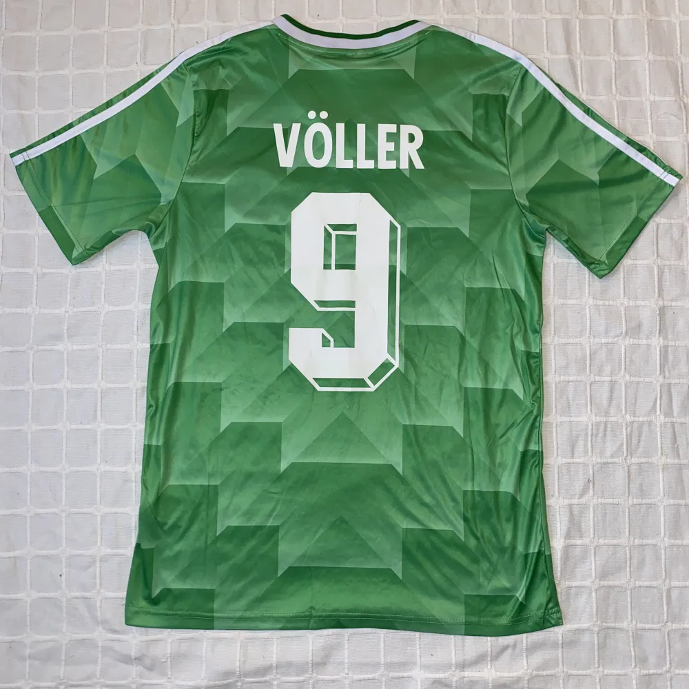 Vintage Tyskland jersey i strl. M.  Rudi Völler Bortaställ VM 1990. T-shirts.