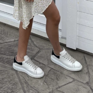 Alexander McQueen sneakers - Säljer mina Alexander mc Queen i EU 38,5 (passar 38/39). De är i använt men fint skick! Box ingår såklart, självklart äkta, köpta på miinto. Finns några små skav längst fram på tån. Kan posta omgåend