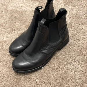 Svarta skor - Använda 2 gånger. Fortfarande i fint skick!