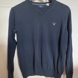 Marinblå tröja från Gant - Marinblå tröja från Gant. Använd sparsamt. Bredd axlar 40 cm. Bredd under ärmarna 49cm. Längd 57 cm. OBS‼️ storlek 158/164 men använd som XS.
