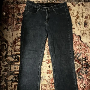 Lee jeans - Skriv för exakta mått. Skulle säga att dom är i storlek 28/32