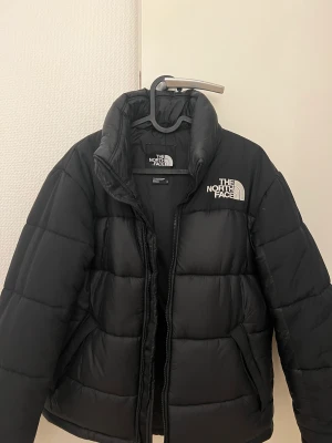 North Face Himalaya Jacka - Säljer min North Face dunjacka i Himalaya-modellen. Har använts två vinter, är fortfarande i jättebra skick! Säljs pga det ej är min stil längre. 