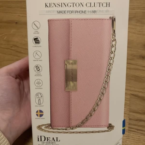 Ideal Of Sweden Kensington Clutch skal väska iPhone 11/XR - Rosa aldrig använd skal väska med guldiga detaljer och axelband som går att koppla av! Till iPhone 11 och XR. Nypris 599kr! Fri frakt just nu så passa på!