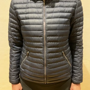 Colmarjacka - Hej! Säljer en jättesnygg colmarjacka i Storlek S! Väldigt bra skick då den använts fåtal gången. Passar perfekt till både höst och vår! Nypris ca 2000kr. Kan mötas upp i Stockholm men föredrar leverans😁Frakt ingår inte i priset💕