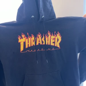 Thrasher hoodie - Säljer denna thrasher hoodie då den är för stor för mig. Skick:7/10 (pga dom små hålen på framsidan) annars är den i bra skick. Nypris: runt 1200.