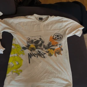 Snygg stussy tröja i ny skick - Säljer denna stussy tröja. Köpte den i början av september och säljer den för att den inte kommer till användning. Finns ej några defekter. Storlek Medium.Priset är ej hugget i sten 
