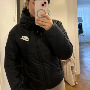 Jacka från Nike, stil xs  - Snygg therma-fit jacka (Nike) ca 1,5 år gammal. Har inte kommit till jättestor användning och därför säljer jag den. Jackan är i bra skick och har bara lite skråmor. Pris kan diskuteras. 