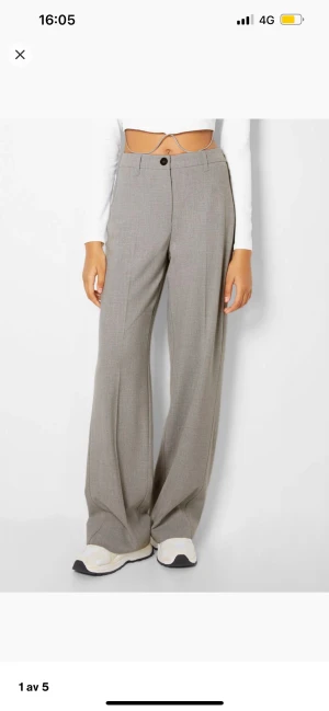 Ljusgrå kostymbyxor  - Ljusgrå kostymbyxor från Bershka, köpta från Zalando. Storlek 38. Aldrig använda. Inköpspris 299kr, säljes för 150kr. Frakt tillkommer 