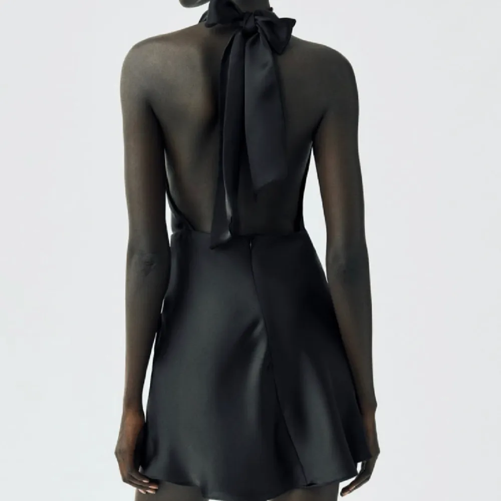Säljer denna super fina halterneck  klänningen med öppen rygg🥰🥰 Aldrig använd och lappen kvar🤍. Klänningar.