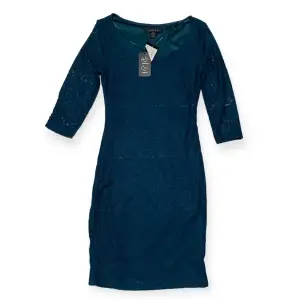 Turkos/blå/grön spetsklänning från märket Amisu. Oanvänd prislappen finns kvar.