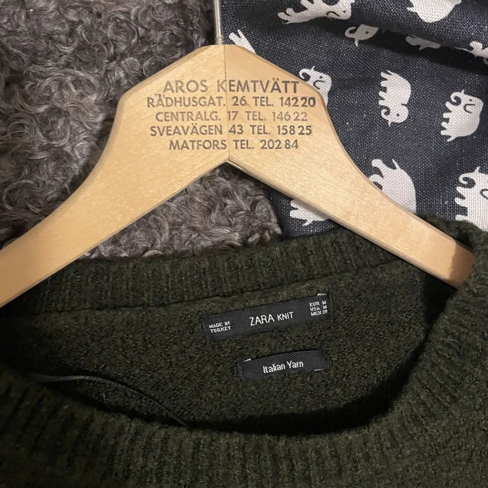 Från Zara knit, jättefin grön färg och väldigt tjock, skön tröja. Inte stickig!. Tröjor & Koftor.