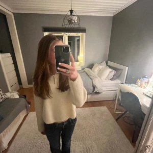 Tröja med zip - säljer mkfins tröja från zara med zip! Den är använd få gånger så den är i fint skick😇den är i strl 13-14 år men passar xs