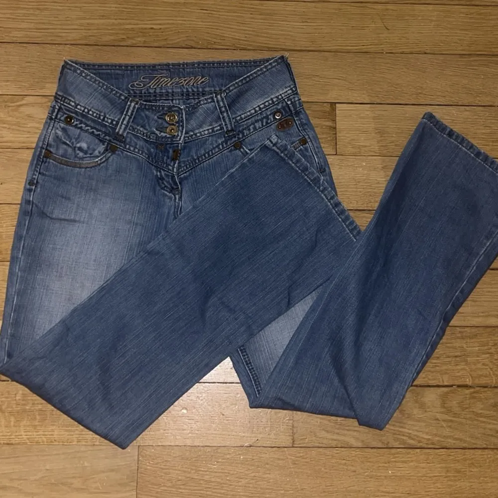 Ett par jätte snygga lågmidjade bootcut jeans som är köpta i london💗 byxorna är i jätte bra skick(ser helt nya ut) och har coola detaljer på fickorna🙌 Pris går såklart att diskutera💋. Jeans & Byxor.