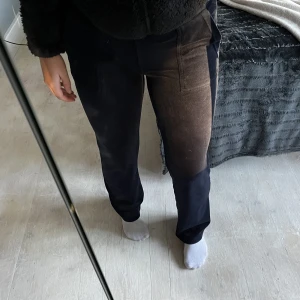 Blåa juicy byxor  - Jätte snygga blåa juicy byxor, har andvänt de en del men de är fortfarande som nya, har tvättat dem  ca 2/3 gånger, fortfarande jätte sköna och sitter lika bra, säljer de då jag inte andvänder dem längre 