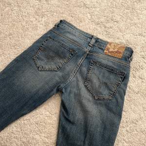 Säljer dessa ass snygga lågmidjade Crocker jeans då dem tuvärr inte passa💔😫 dem har Såå snygga fickor!! Dem är även uppsprätta vid benen😍men har lite slitage där❤️ Innerbens längd:82 cm  Midjemått: 37 cm