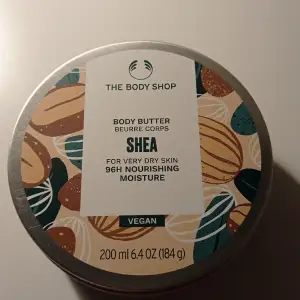 Säljer denna body butter med lukt av shea. Inte använd eller testad. 200ml. Nypris 215kr oh pris går att diskutera 