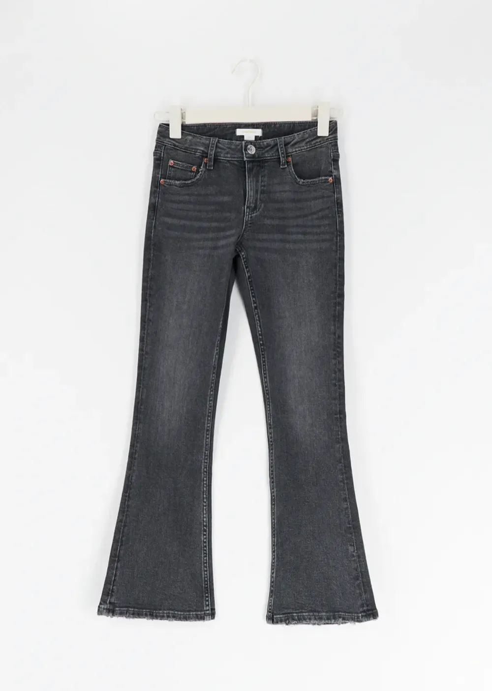 Ny pris är 300kr ett litet hål vid knät❤️. Jeans & Byxor.